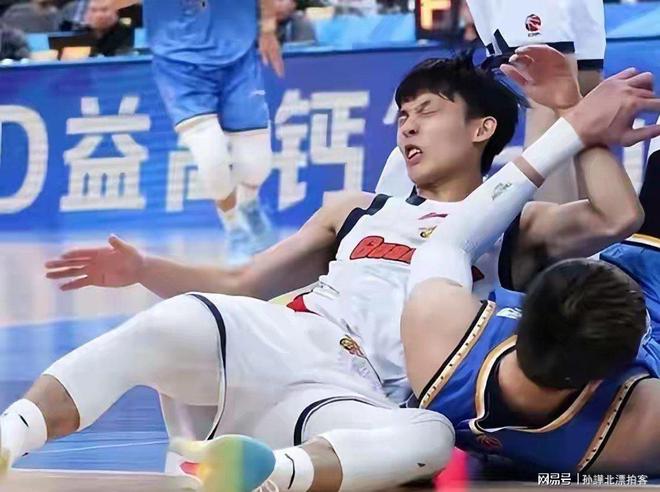 关于转会期CBA常规赛焦点战,山东男篮止住颓势,球迷炸锅,控场能力受关注的信息 关于转会期CBA常规赛焦点战,山东男篮止住颓势,球迷炸锅,控场能力受关注的信息